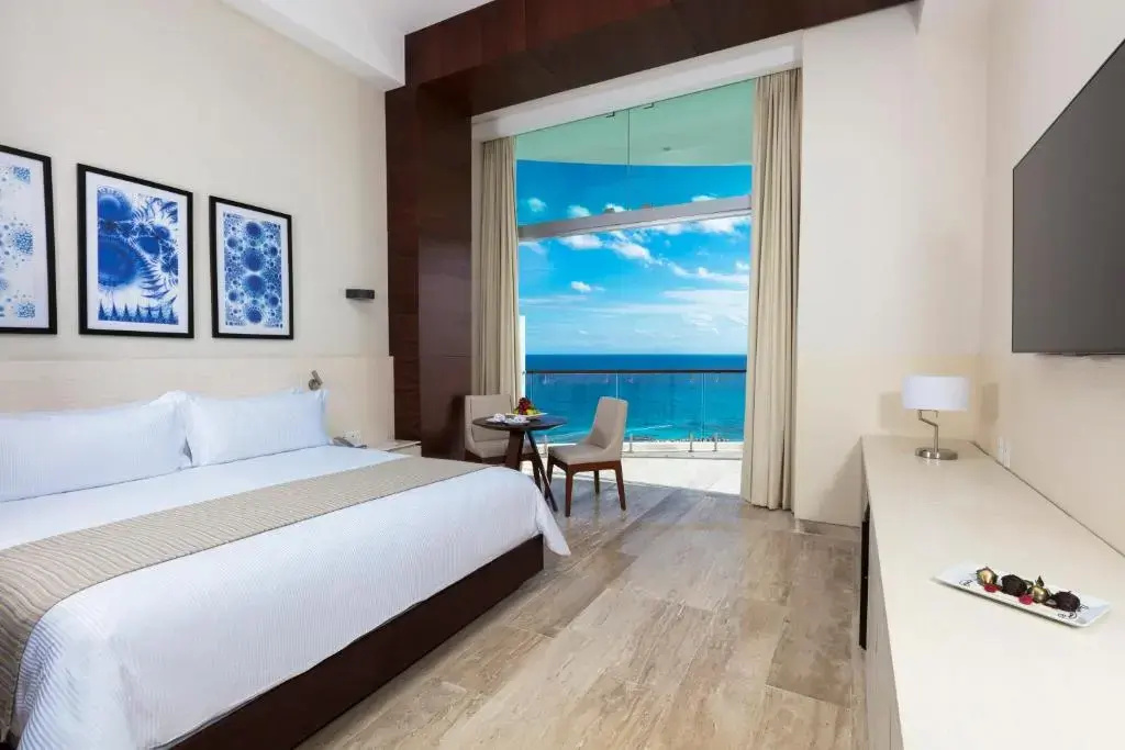 Altitude Master Double Suite oceanfront full double bed