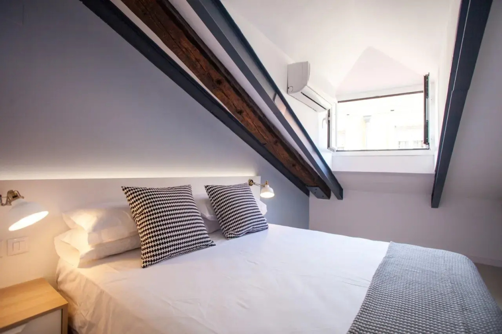 2 Bedrooms Attic Apartment