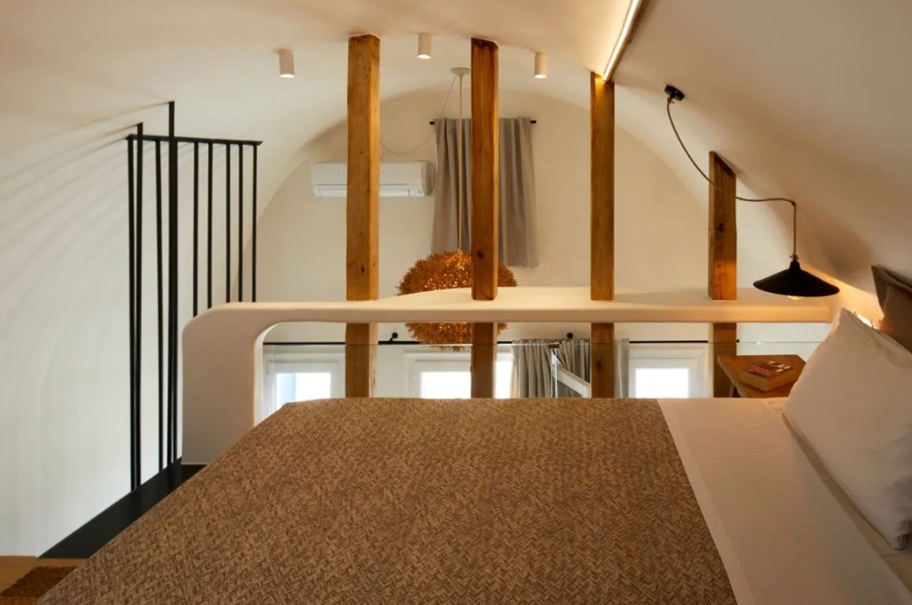Deluxe Double Split Level Suite (full double bed)