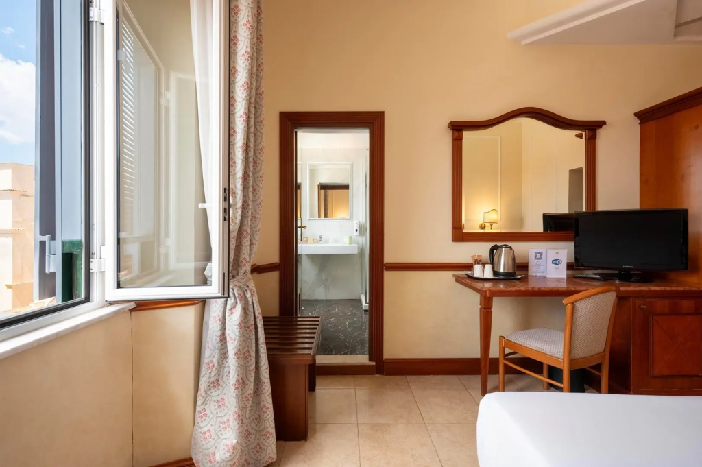 Double room with city view (full double bed)