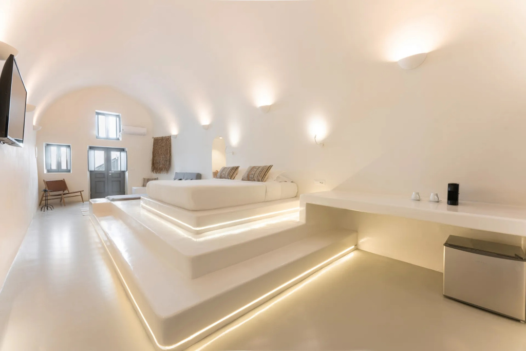 Grand with Outdoor Hot Tub Double Suite with Caldera View (full double bed)