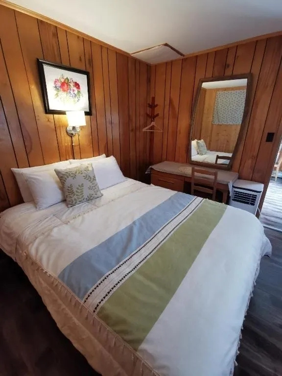 Double No. 6 Cottage (full double bed)
