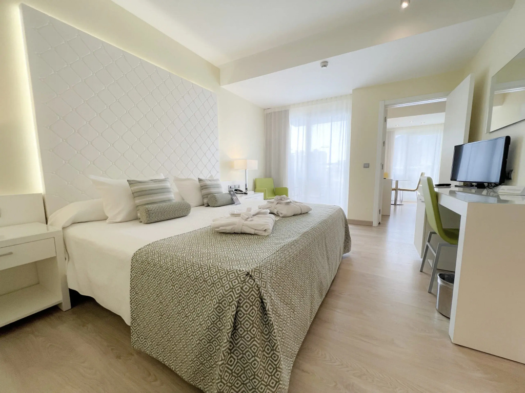 Double Junior Suite (full double bed)