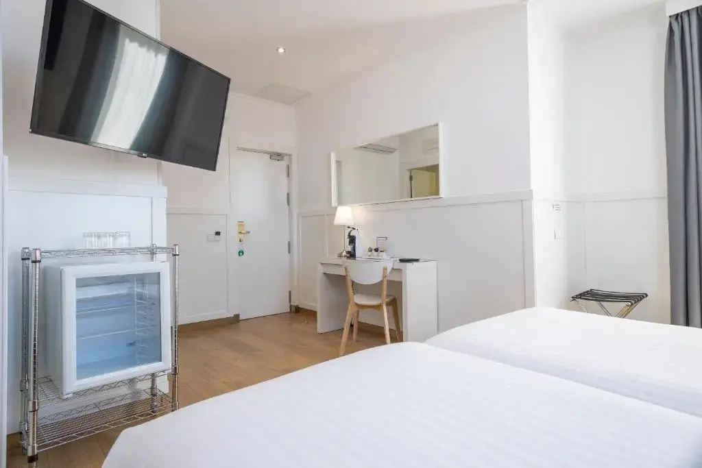 Superior Triple room with side street view