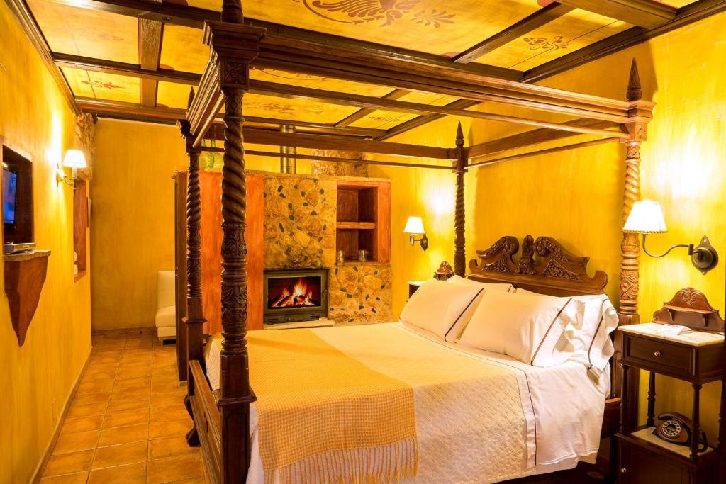 Superior Deluxe Rustic Double room (full double bed)