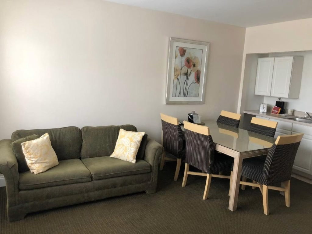 2 Bedrooms Suite with Kitchen