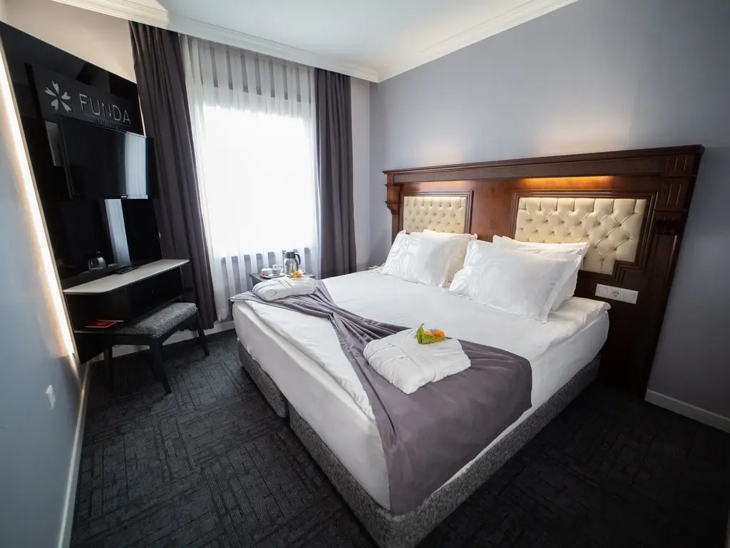 Deluxe Double room (full double bed)