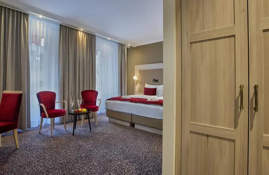 Deluxe Top View Double room with balcony (full double bed)