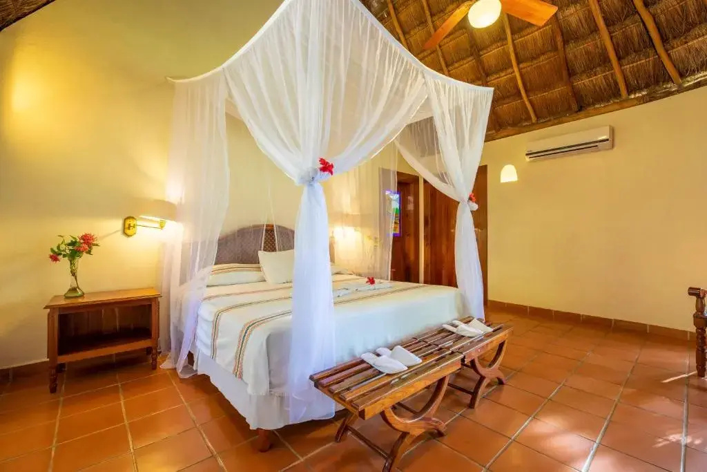 Royal Mayan Jacuzzi Double Bungalow full double bed