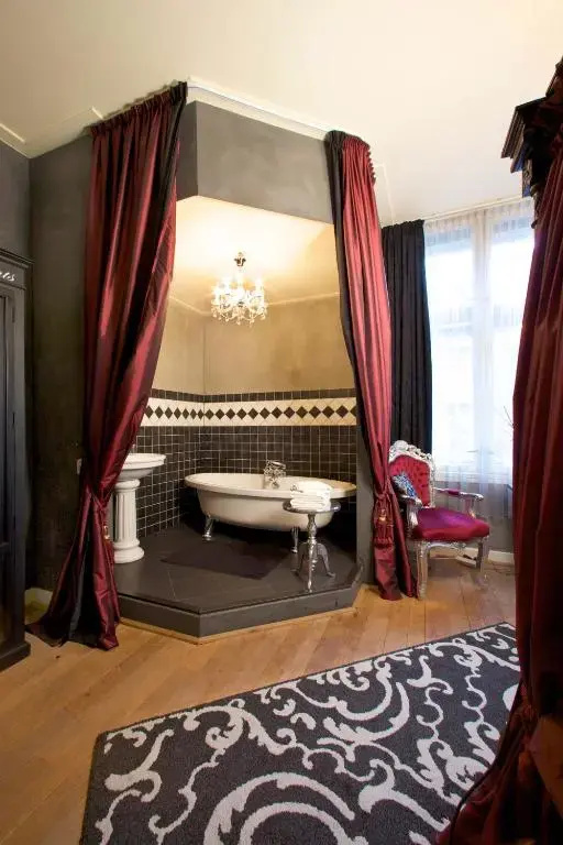 Portier Double room (full double bed)