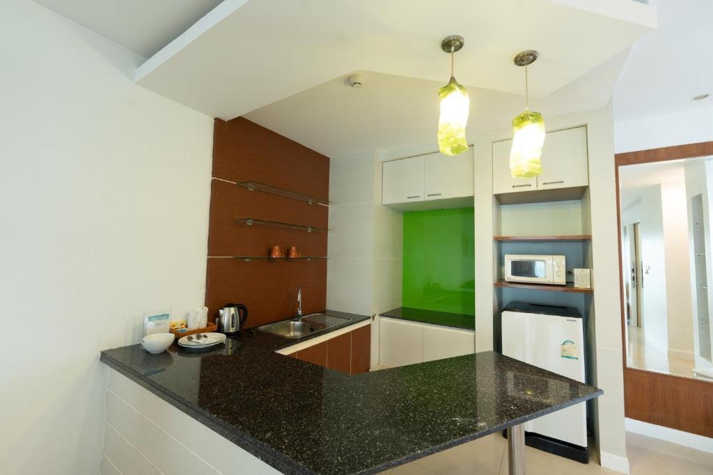 Люкс c 1 комнатой с видом на море в Royal Beach View Suites