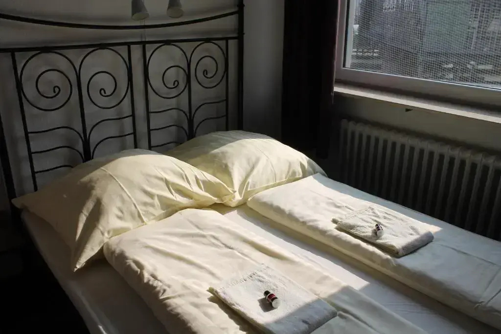 Double room (full double bed)