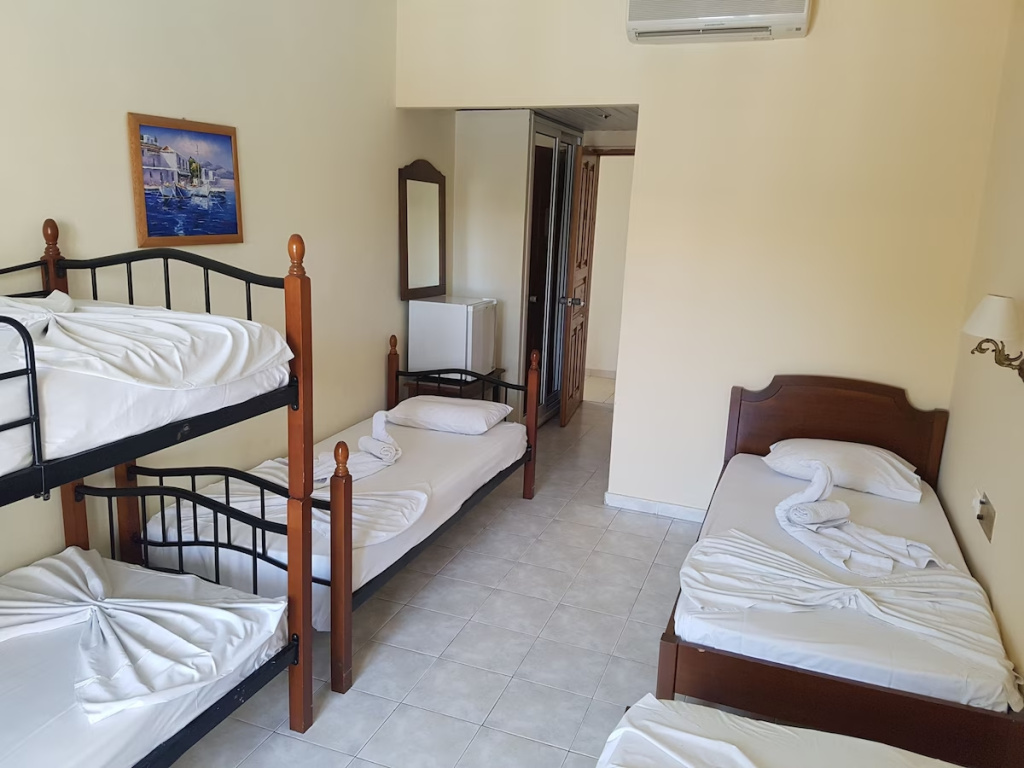 Quintuple room
