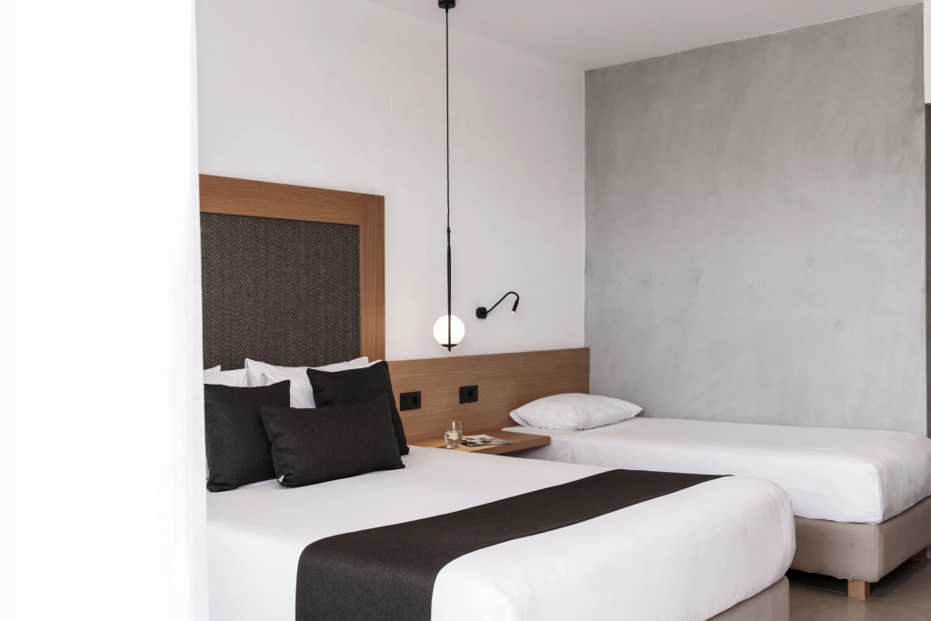 Double room with pool/garden view (full double bed)