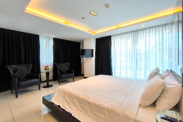 1 Bedroom Deluxe Double Suite with balcony (full double bed)