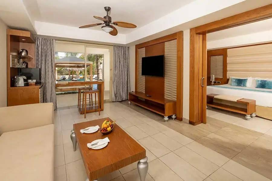 Swim Up Quadruple Club Family Suite with Outdoor Jacuzzi