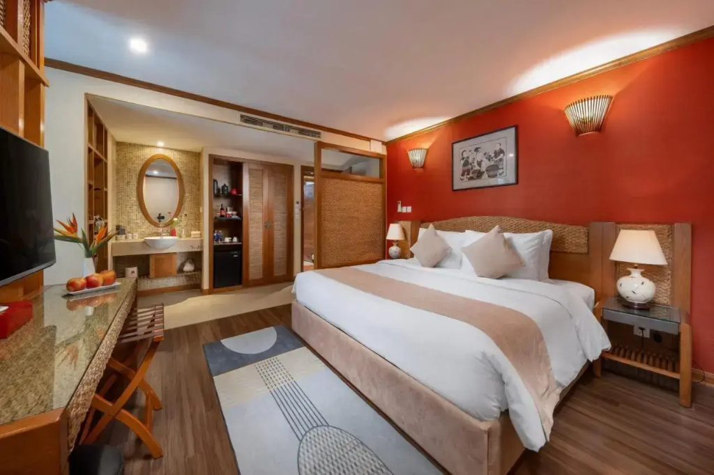 Premier Double Suite with balcony and with city view full double bed
