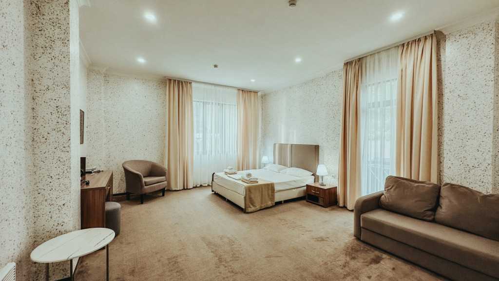 Двухместный полулюкс с видом на горы двуспальная кровать в Нарт