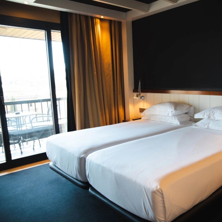 Double room with balcony (twin beds)