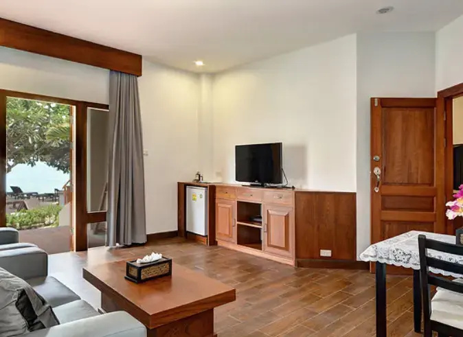 Jacuzzi Double Suite with pool view (full double bed)