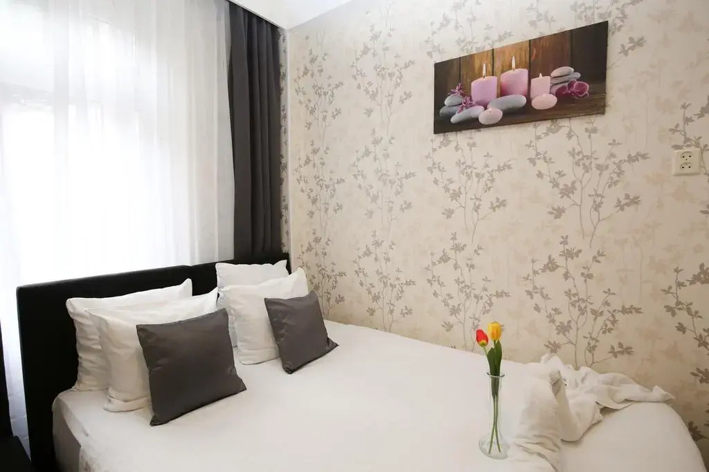 Small Double room (full double bed)