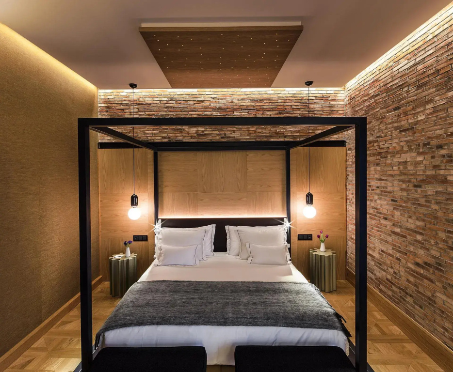 Enric Batlló Double Suite (full double bed)
