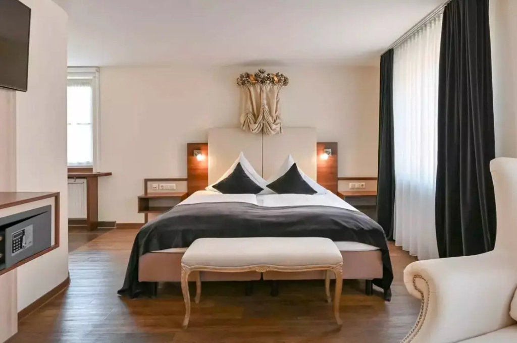 Large Maximilian Double room (full double bed)