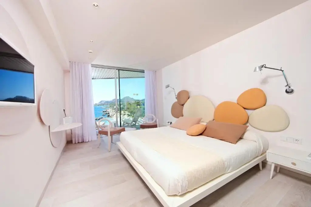 Double room with lateral sea view (full double bed)