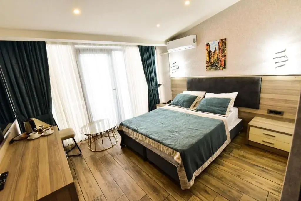 Double Suite with balcony (full double bed)