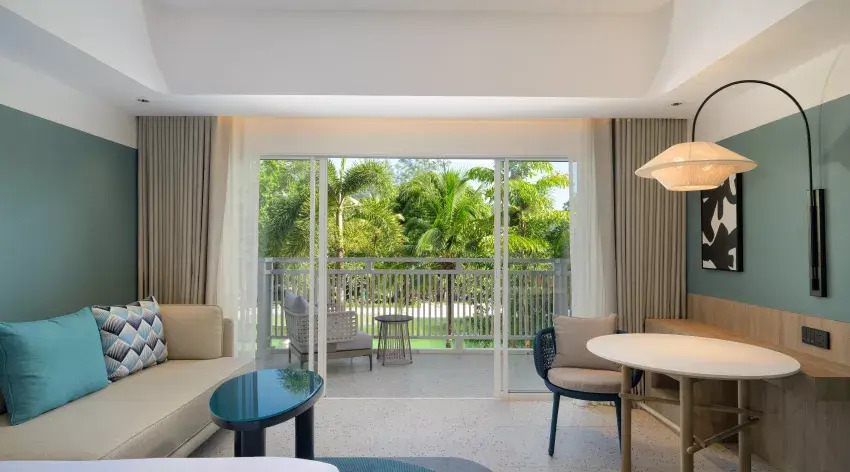 Номер Premium Deluxe с видом на бассейн в Centara Karon Resort Phuket