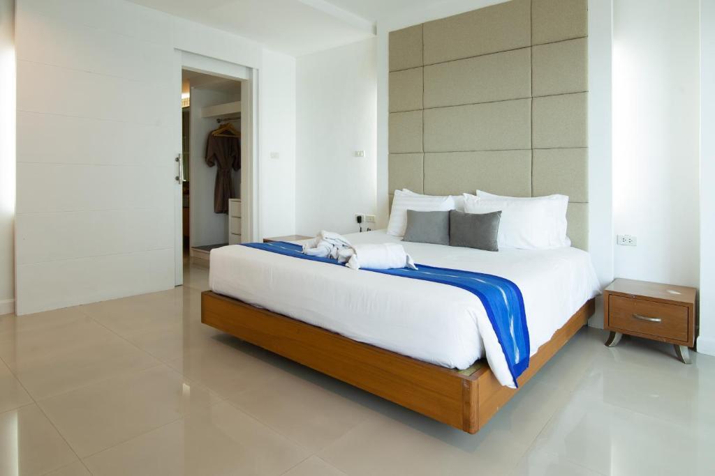 Люкс c 1 комнатой с видом на море в Royal Beach View Suites