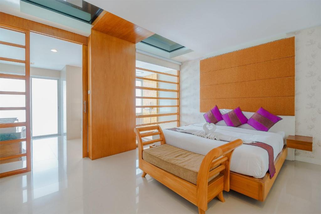 Люкс с 2 комнатами с видом на море в Royal Beach View Suites