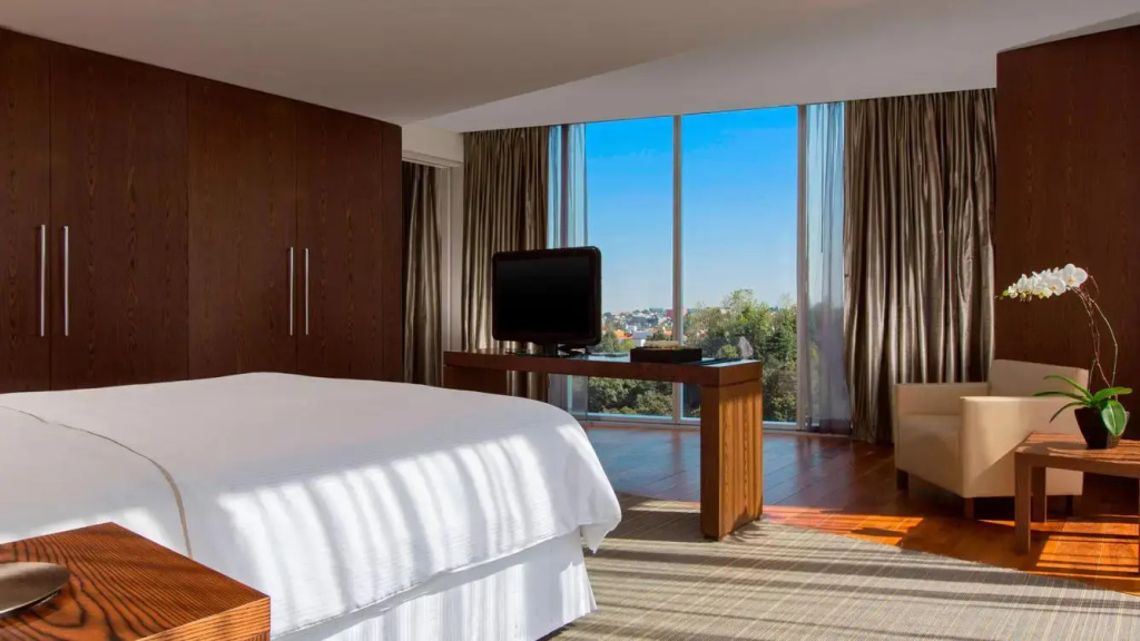 Master Club Corner Double Suite with view full double bed