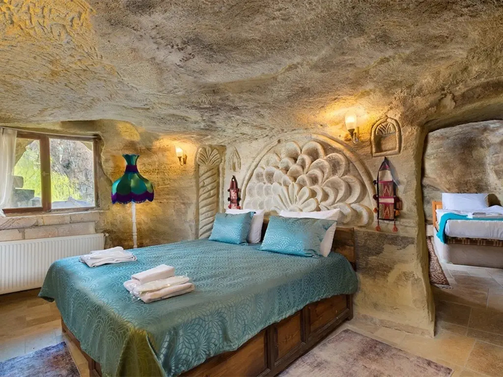 Cave Double Suite Room (full double bed)