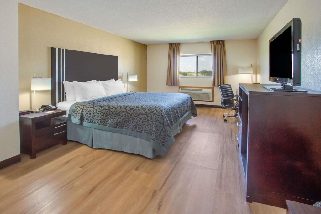 Days Inn by Wyndham Le Roy/Bloomington Southeast - Tap to explore photos