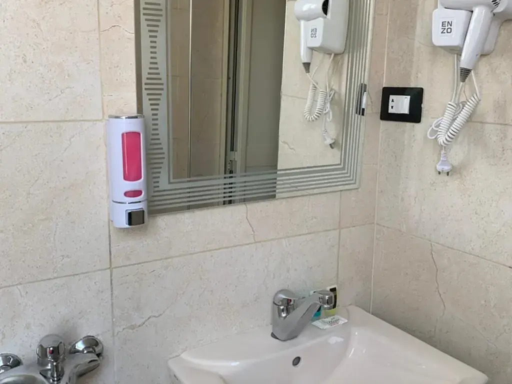 Четырёхместный семейный люкс Deluxe в Montana Hotel