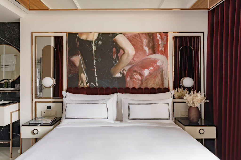 Superior Double room with partial view of Notre Dame (full double bed)