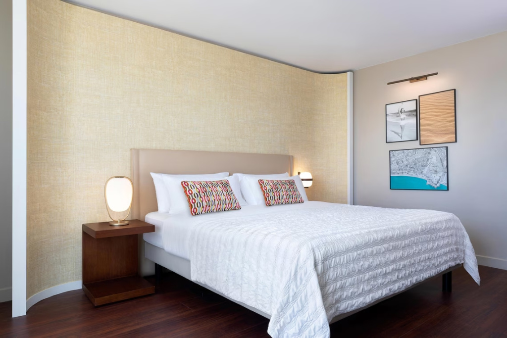 Deluxe Double room with balcony and with partial garden and sea view (full double bed)