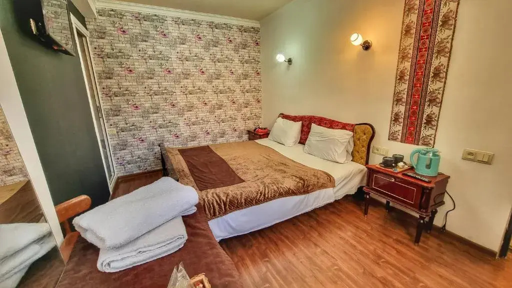 Large Double room (full double bed)