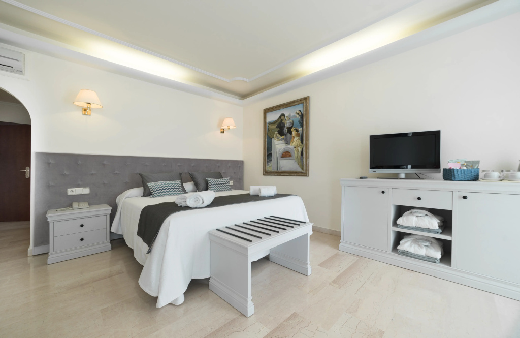 Double Suite full double bed
