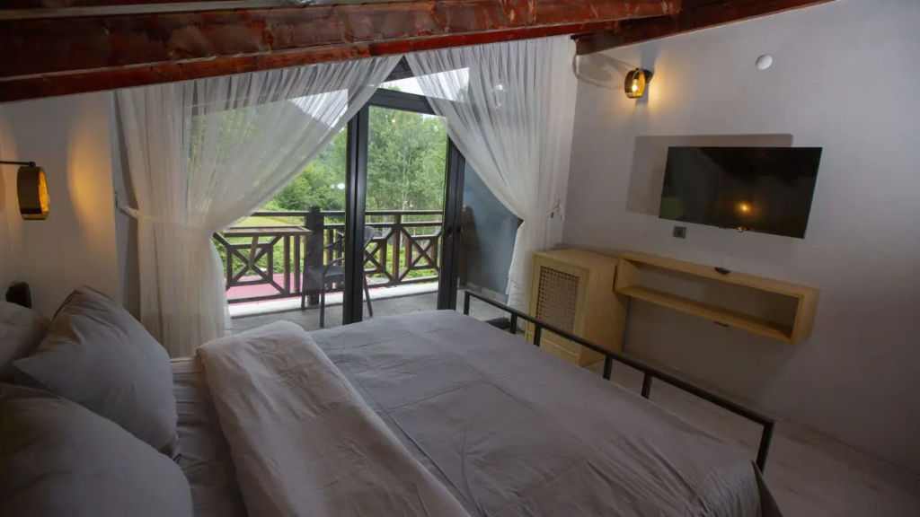 Roof Double room with balcony (full double bed)