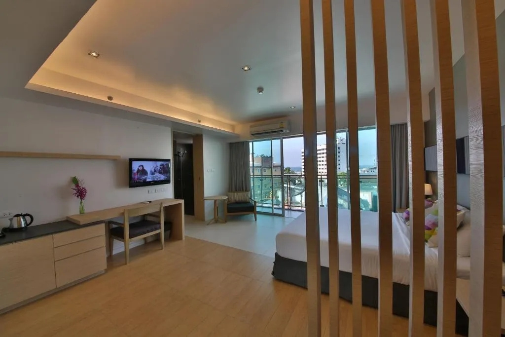Sun Executive Double room with balcony and with city view (full double bed)