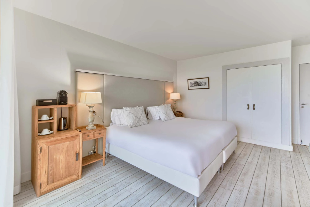 Deluxe Double room with ocean view (full double bed)