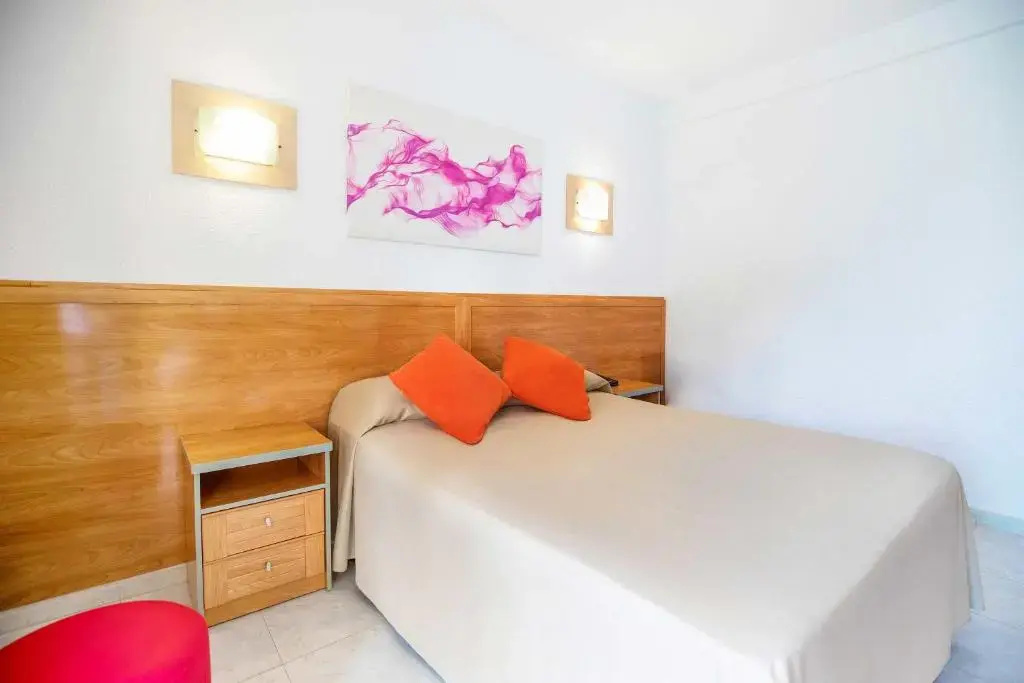 Double room with balcony and with pool view (full double bed)