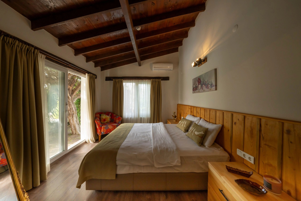 Deluxe Double room with pool view (full double bed)