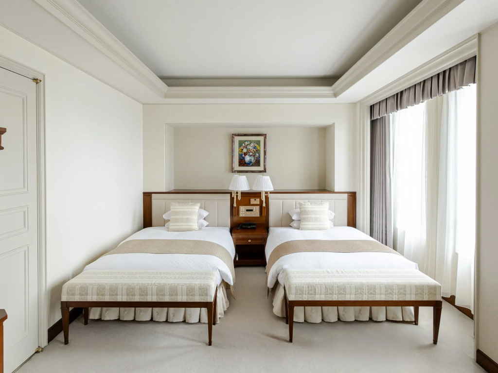 Royal High Floor City Side Double Suite twin beds