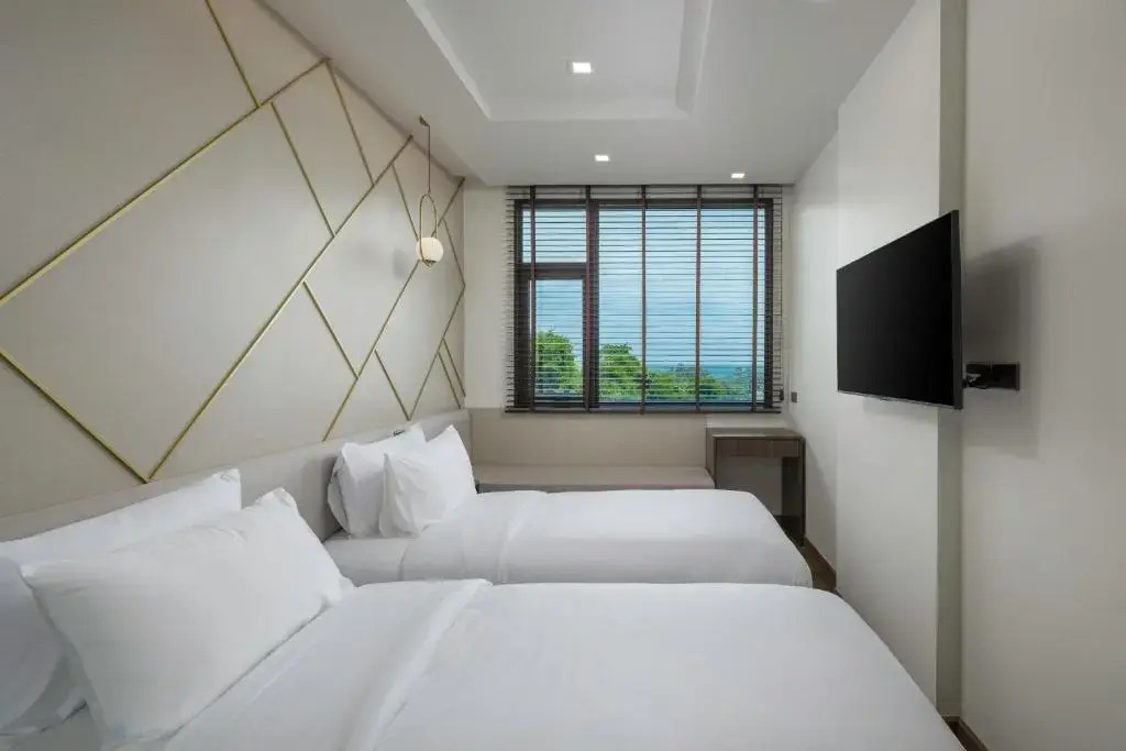 Люкс с 2 комнатами в The Proud Karon Beach Phuket Trademark Collection By Wyndham
