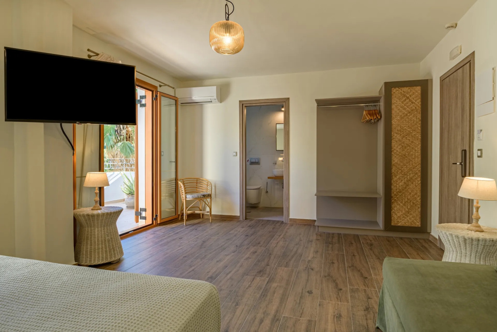 Deluxe Double Suite with mountain view (full double bed)