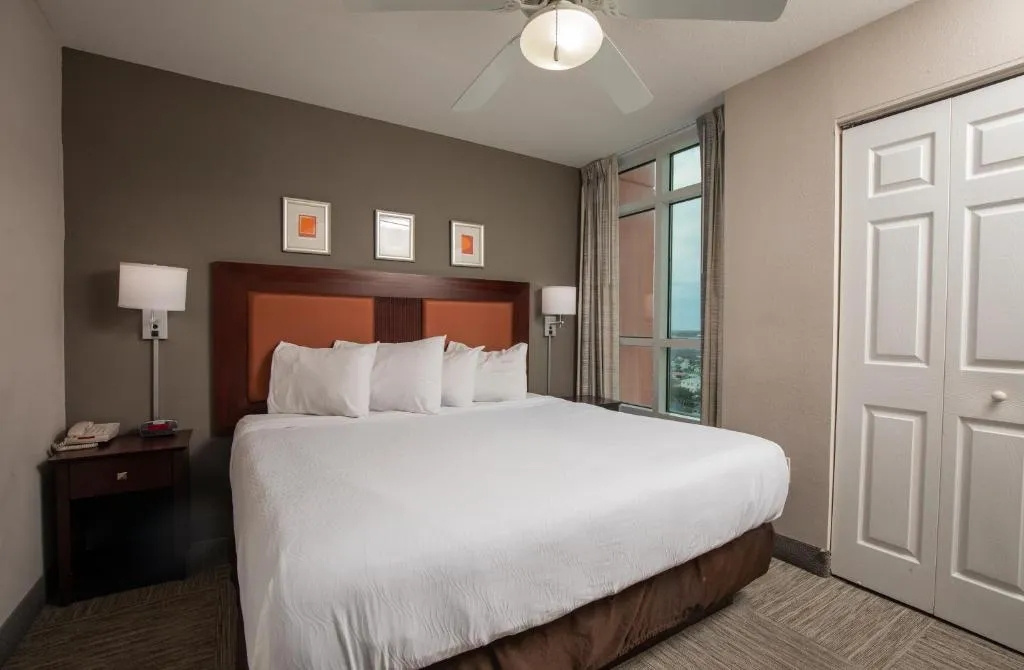 1 Bedroom room with boulevard view