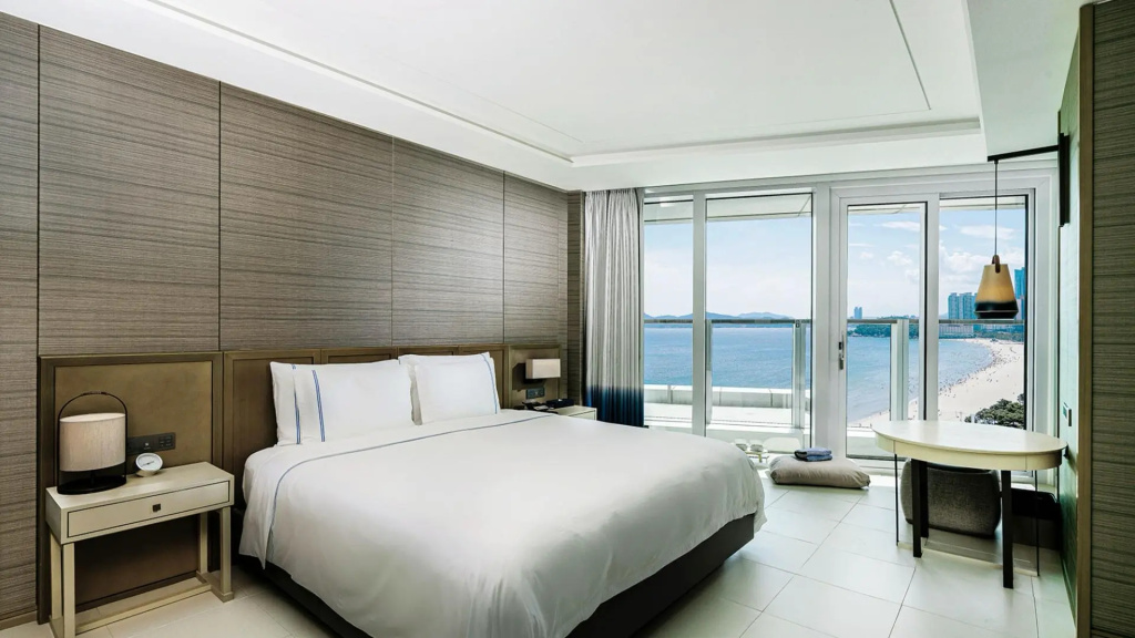 Signiel Premier Pet Double room with ocean view (full double bed)